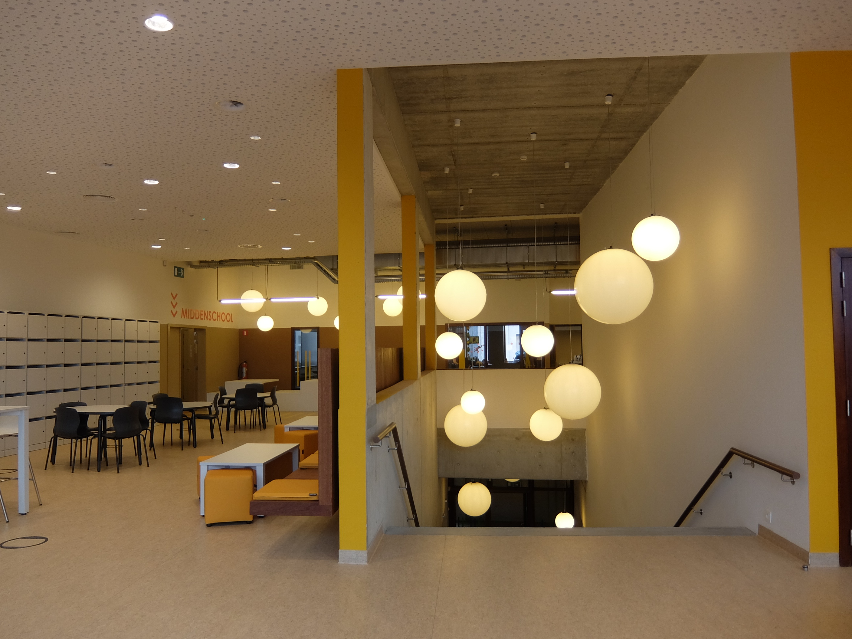 Polyvalente ruimte met trappenhal Campus Hardenvoort Antwerpen fotograaf AGION