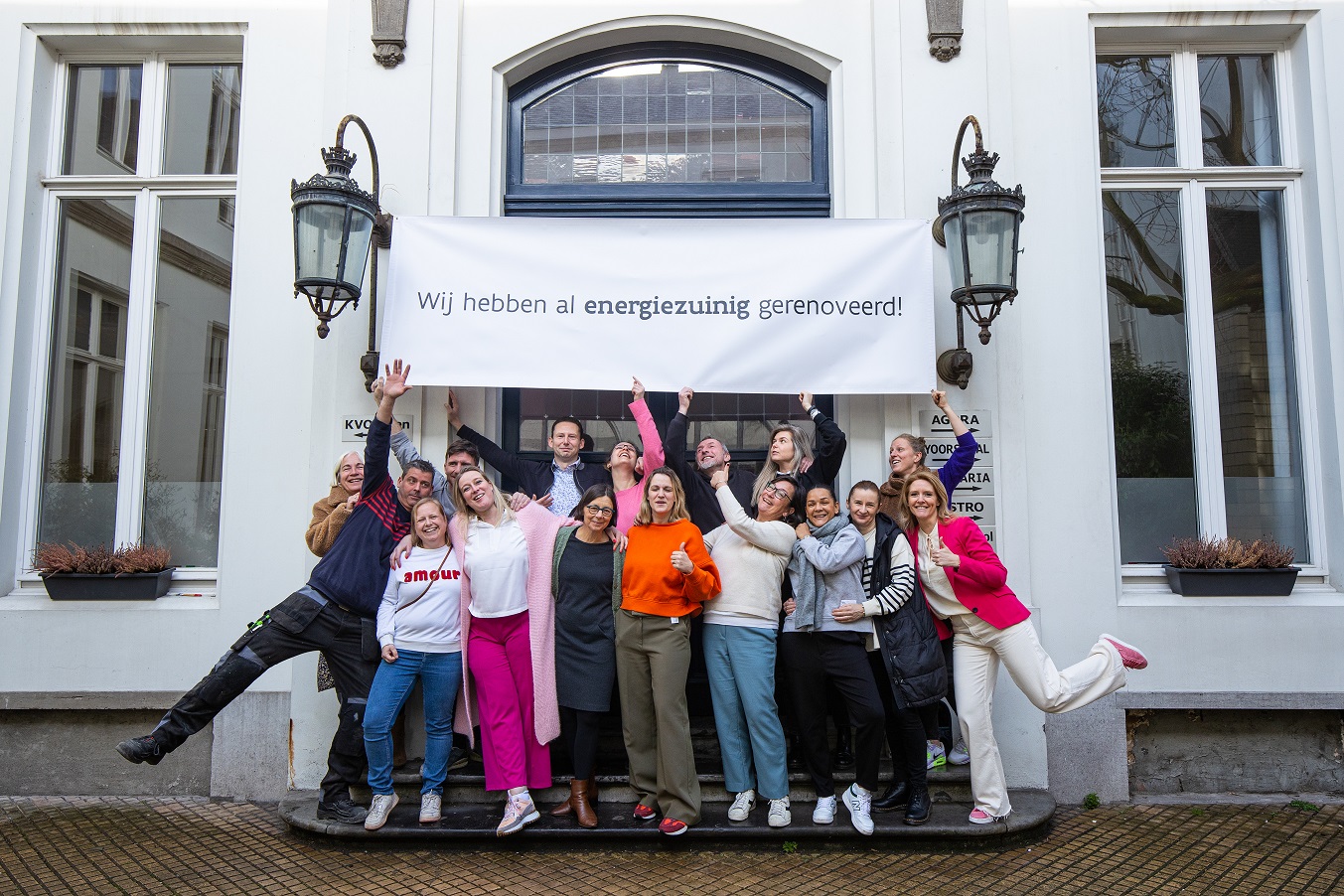Schoolteam voor schoolgebouw Sint - Ludgardis Antwerpen fotograaf MediaMixer